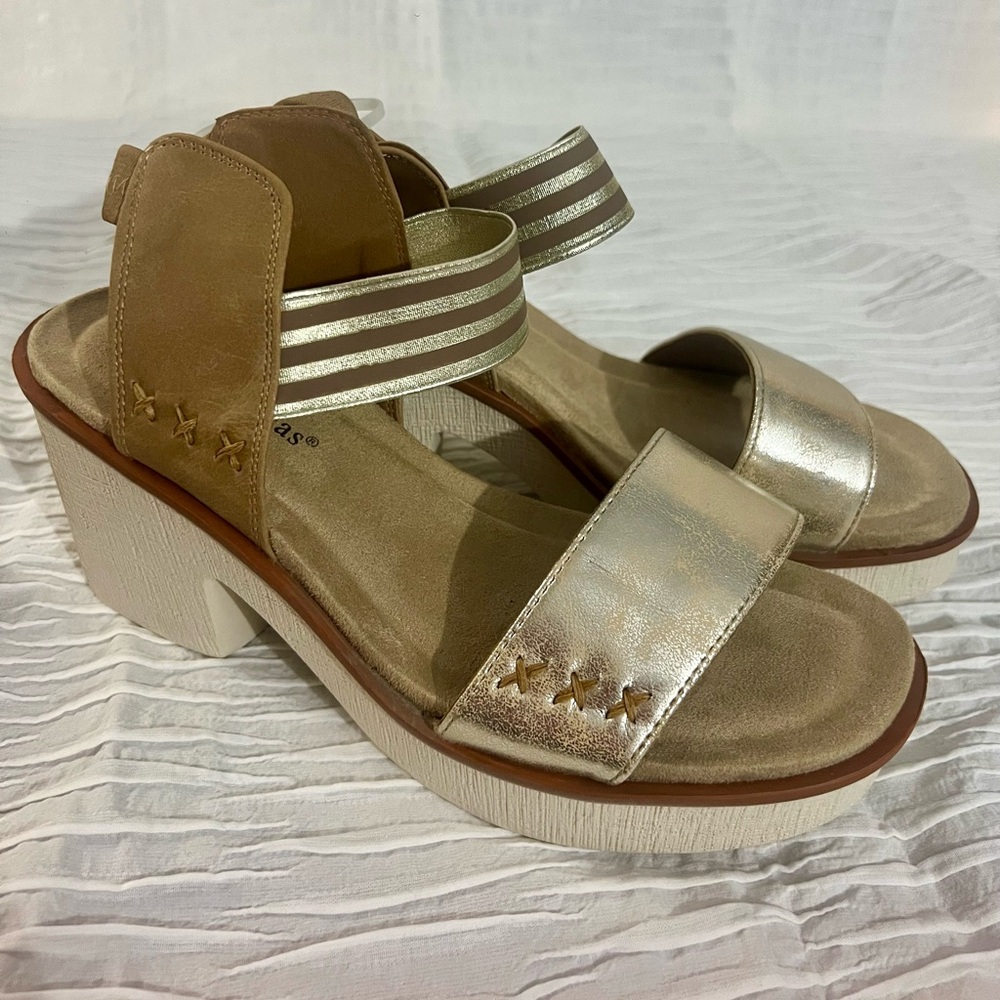 Pierre Dumas Gold Platform Sandals Size 9 Chunky Heel Ankle Strap Comfort Heels